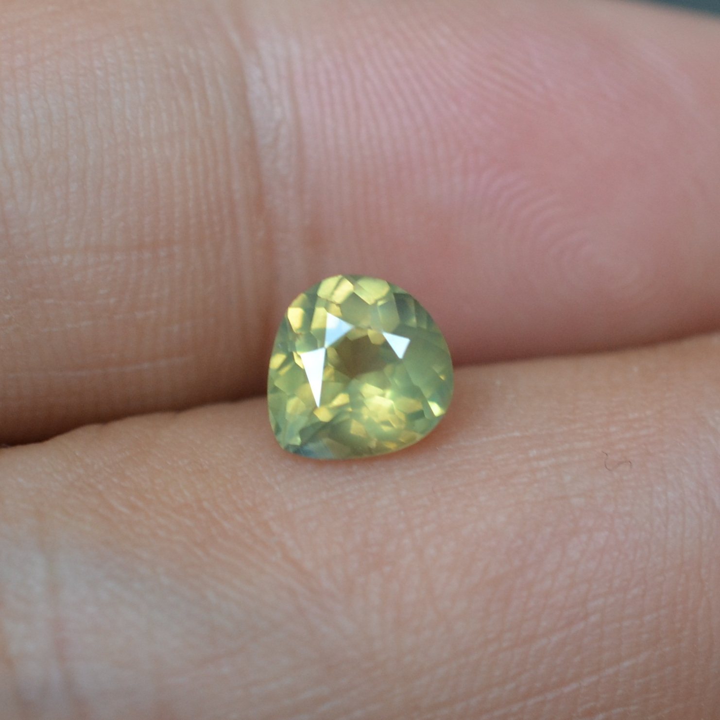 天然无烧奇特奶体黄绿色蓝宝石裸石水滴形戒面肉眼干净满火彩包邮