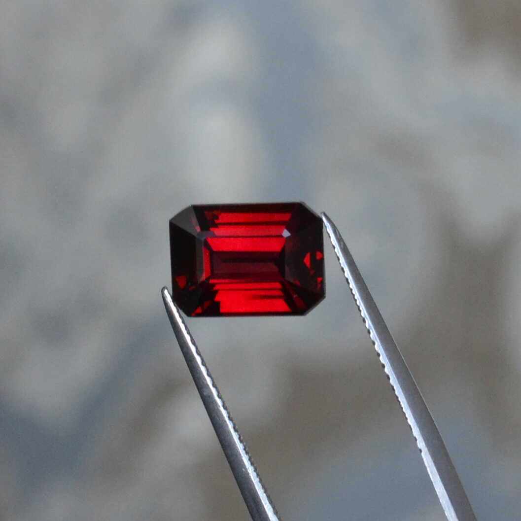 天然血红色铁镁铝榴石长方形戒面全净体满火彩5.52克拉放漏价包邮