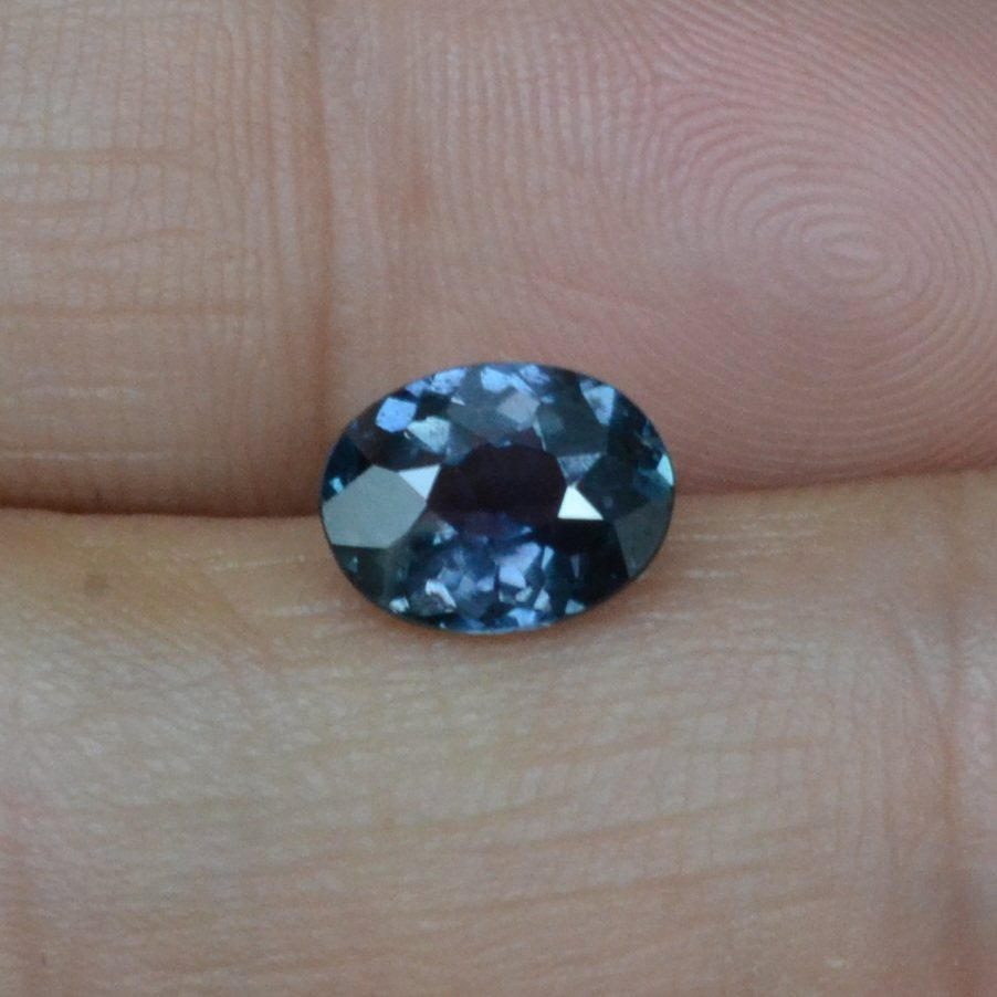 天然无烧蓝绿色马达加斯加蓝宝石裸石戒面1.53ct有变色效应包邮