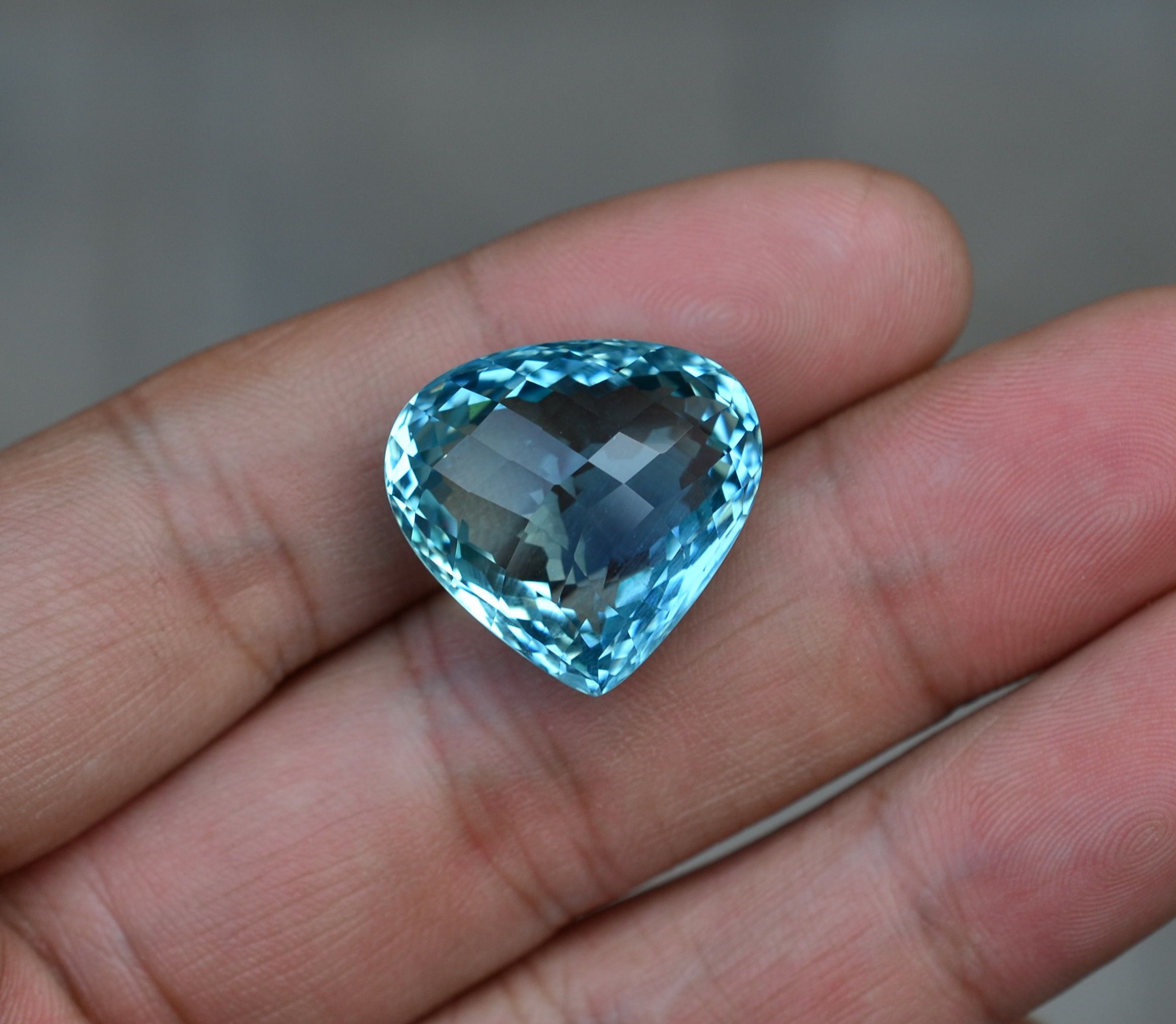 超闪天然海蓝宝石裸石超大颗粒水滴戒面28.7克拉肉眼无瑕送证书