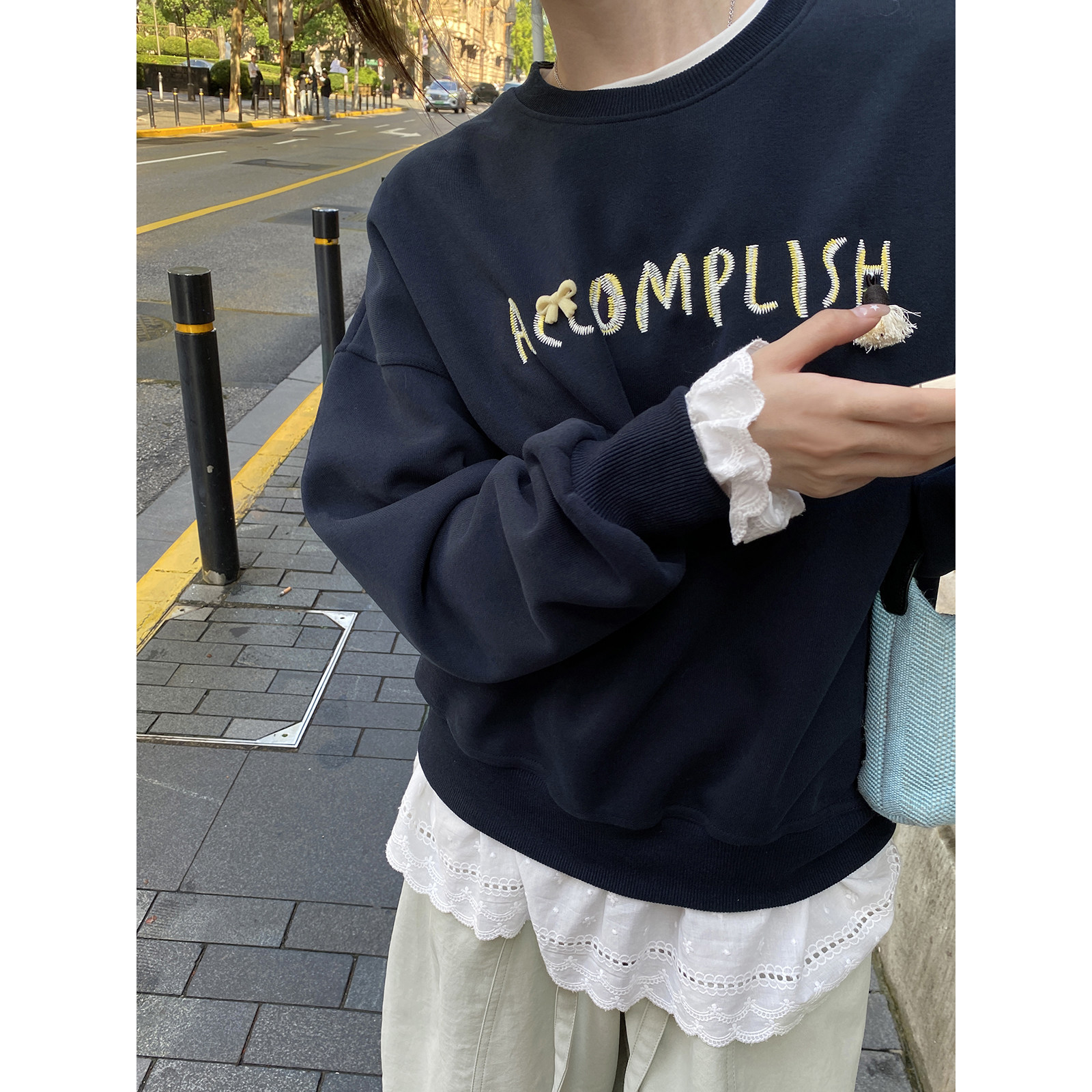 美己己 字母印花蝴蝶结圆领宽松miu系卫衣女休闲百搭叠穿长袖上衣