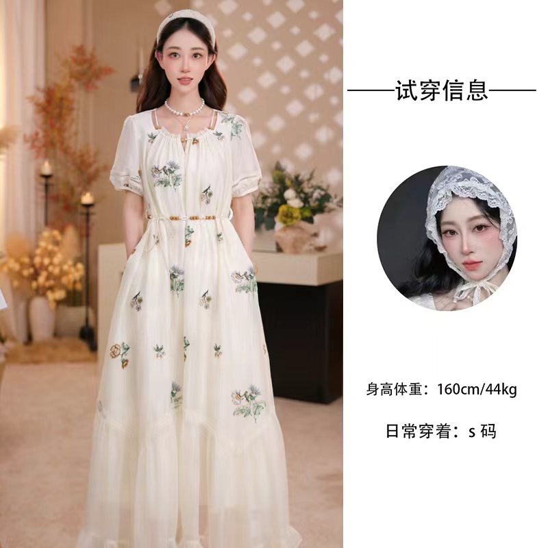 奈希油画2026夏季新款法式气质设计感刺绣白色女士显瘦连衣裙