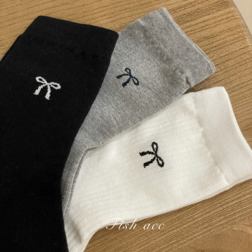 简约小蝴蝶结印花中筒袜子