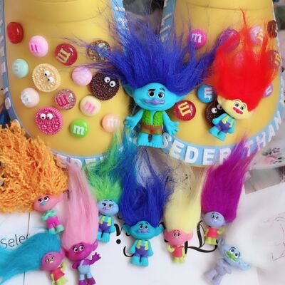 小红书同款个性色魔精灵洞洞鞋