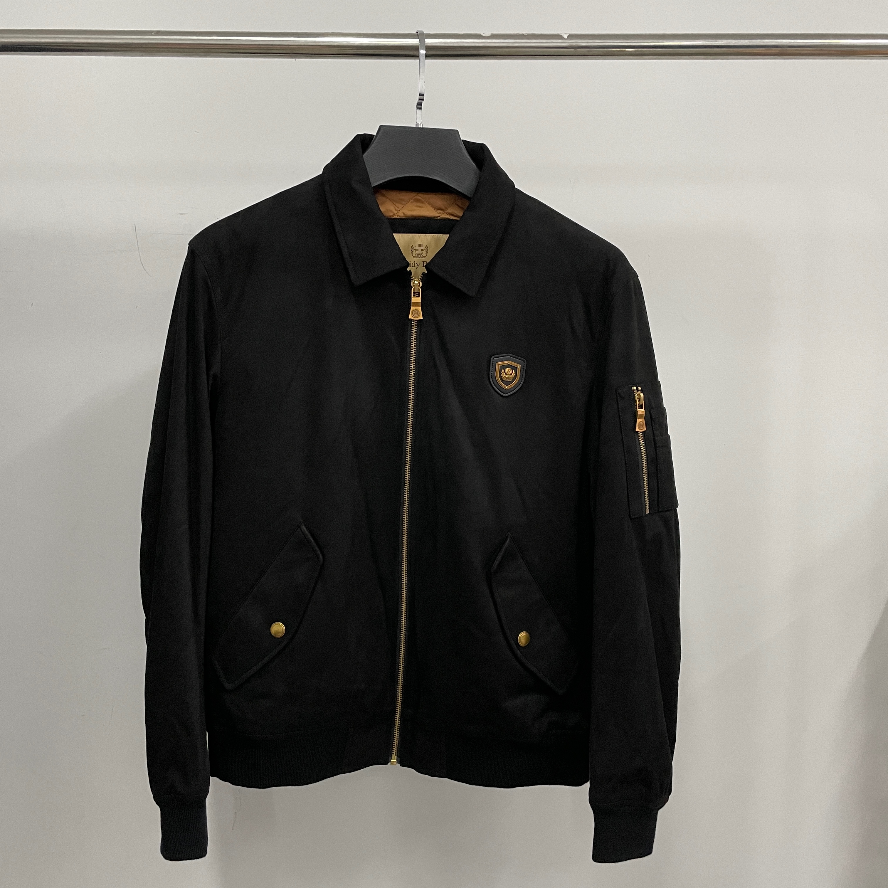 雷di波ermf017男士秋冬季黑色翻领羊皮绒夹棉外套胸口徽章