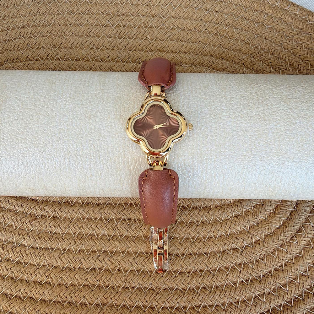 焦糖色四叶草手表时尚皮带女表