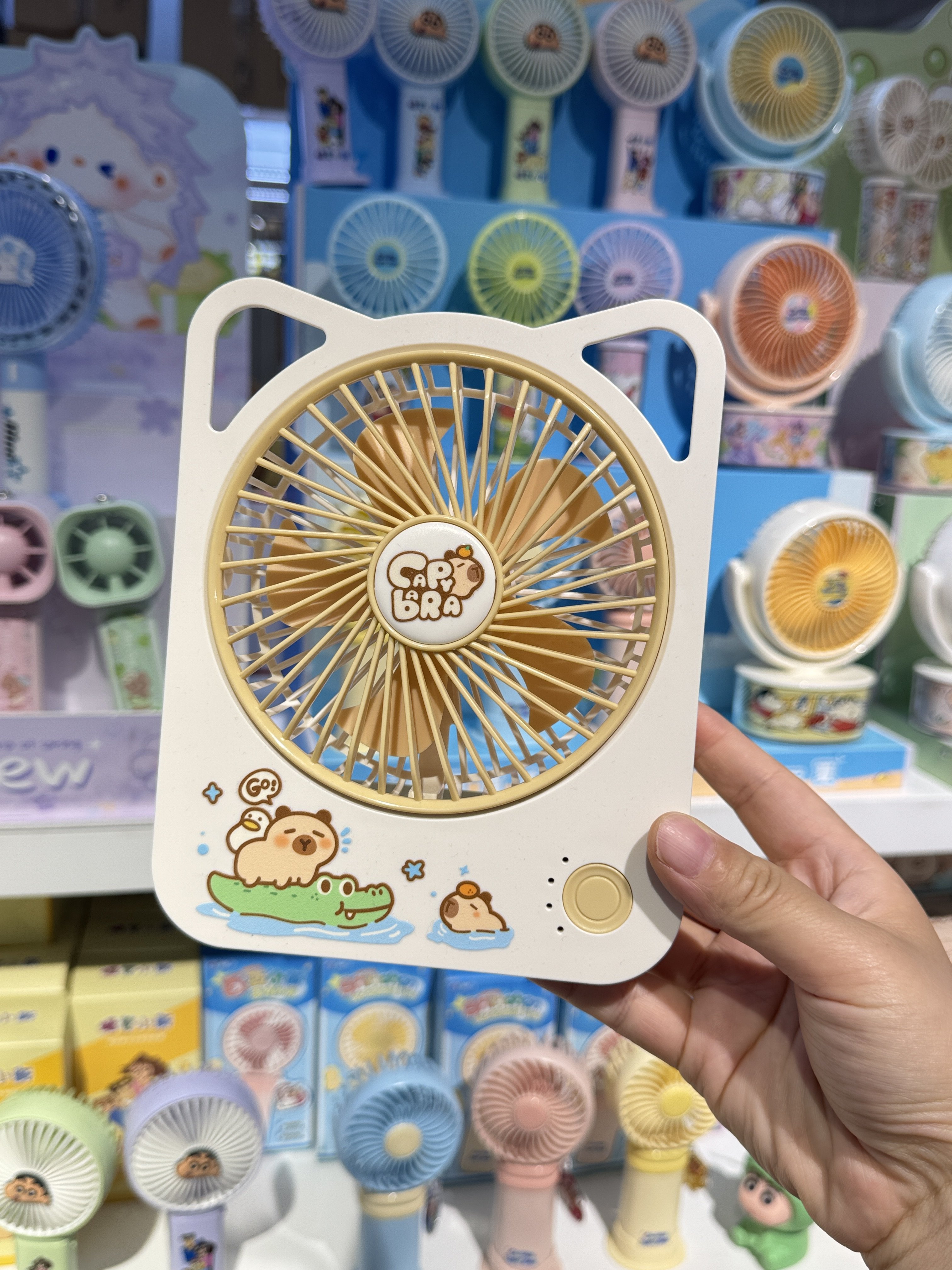 可爱卡皮巴拉手持小风扇学生儿童可充电便捷宿舍桌面卡通迷你风扇