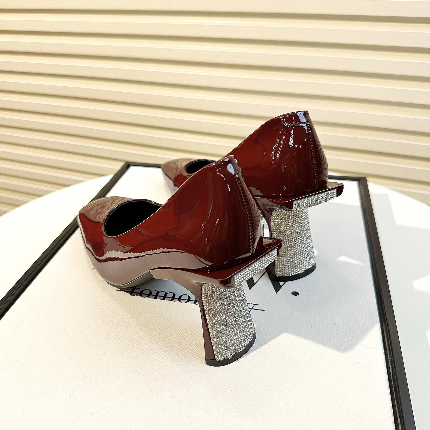 职业高跟鞋女粗跟软皮不累脚红色2025秋新款水钻漆皮方头单鞋婚鞋 - 封面