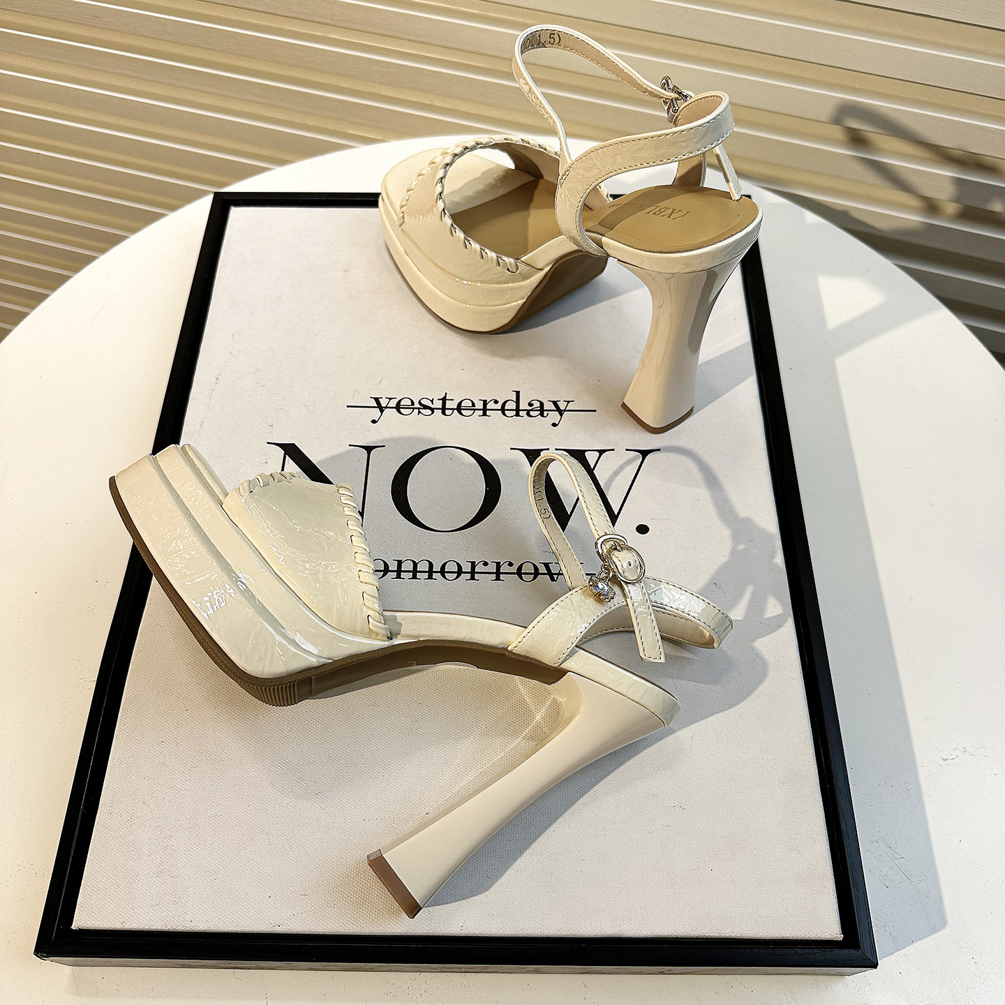 厚底一字带走秀高跟鞋粗跟防水台不累脚2026新款夏季高级感凉鞋女