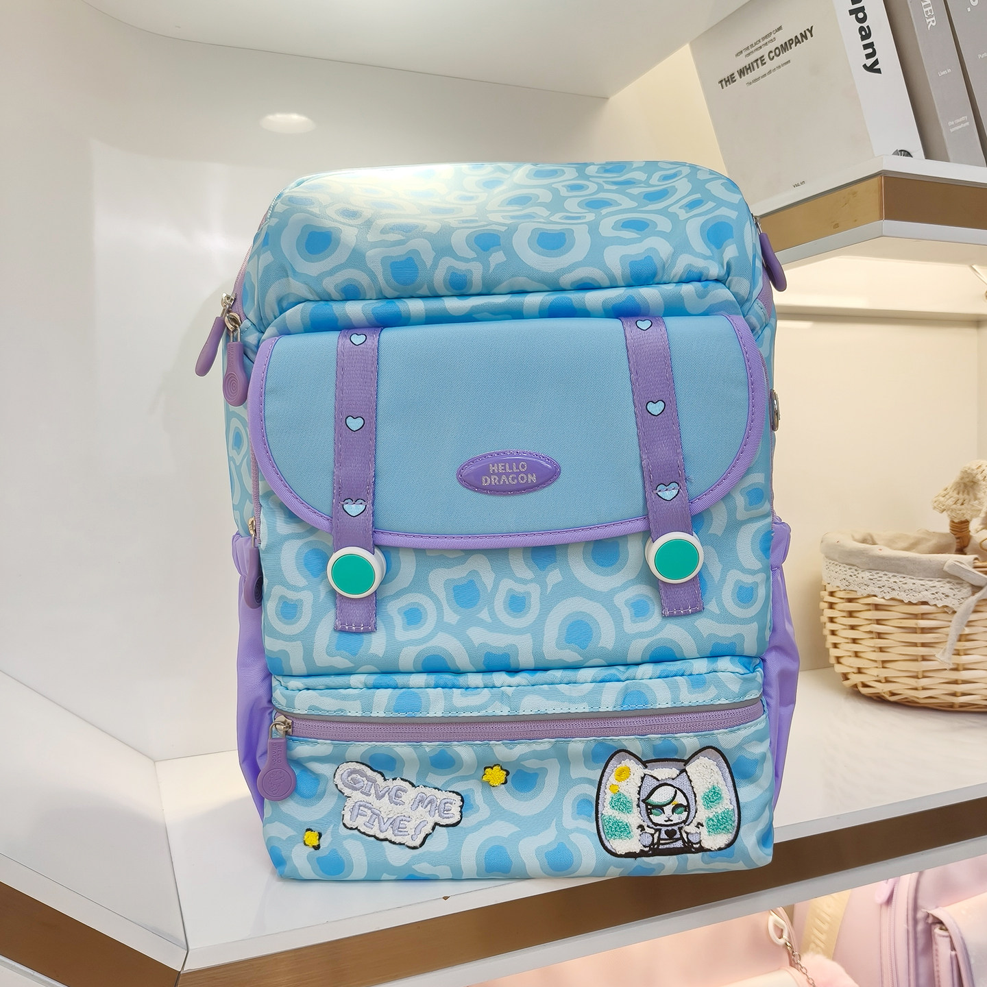 小学生男儿童书包减重护脊双肩包女孩新款减负护脊超轻背包