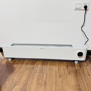 艾美特 石墨烯踢脚线取暖器家用电暖器节能省电移动地暖 HD22-K1