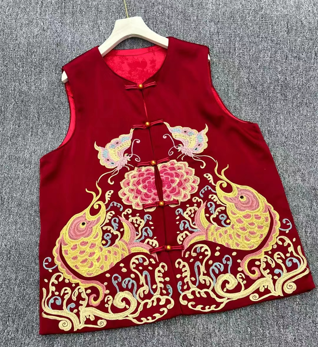 大码新中式马甲女中国风锦鲤重工刺绣坎肩复古盘扣醋酸马夹早春款