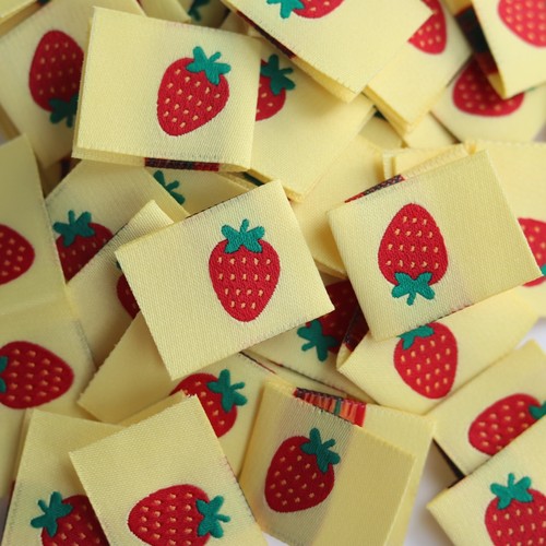 小草莓水果布标洗标手工辅料织唛手帐贴标签发圈对折标肠圈现货