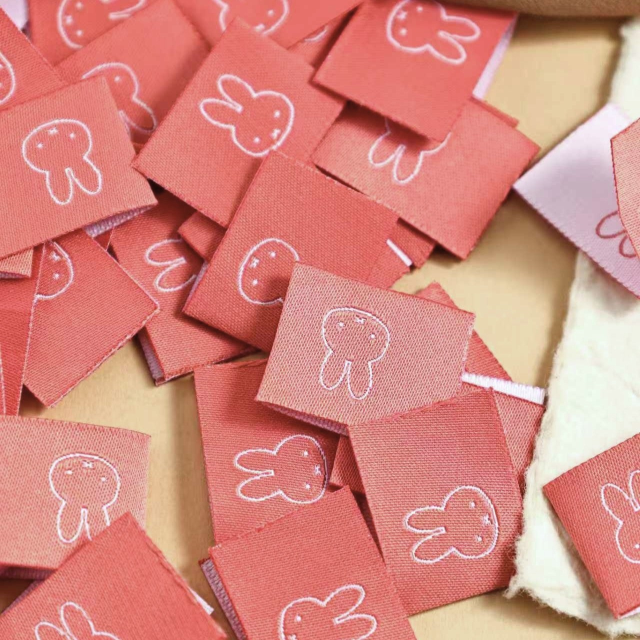 玫瑰粉米菲兔对折布标织唛领标洗标服装辅料织标商标大肠圈辅料,纺织面料/辅料/配套,印唛/织唛,淘宝优惠券,粉丝福利购,淘宝优惠卷