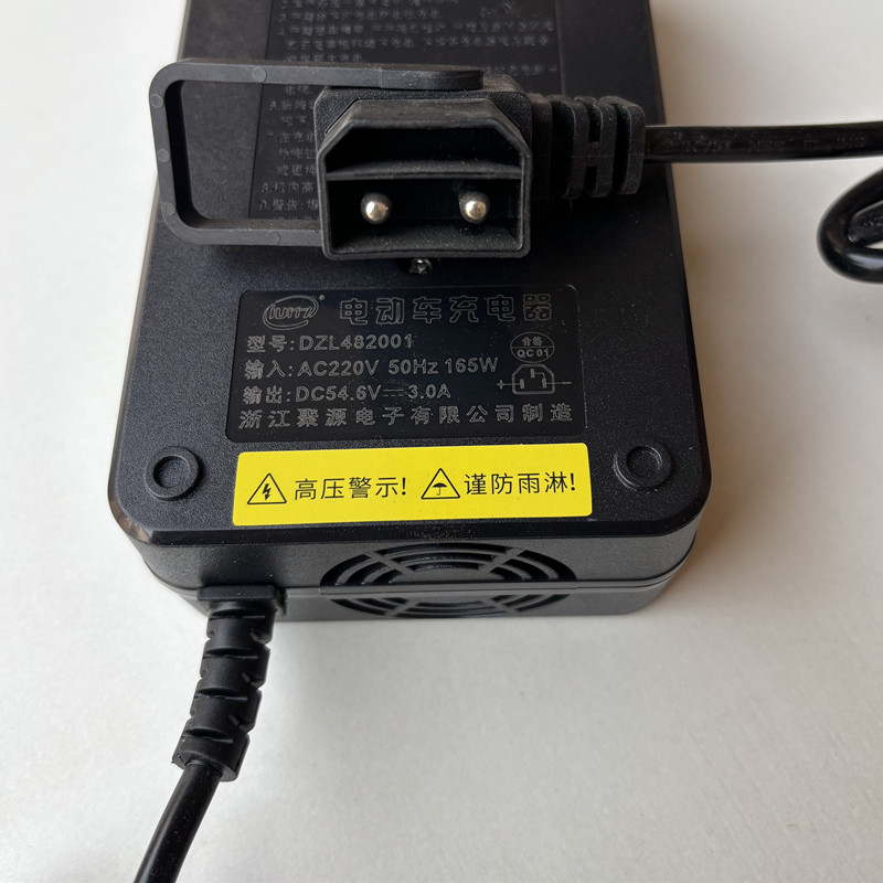 适用于爱玛电动车48V54.6VA3A锂电池充电器两孔公插两芯大电流