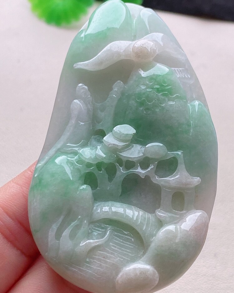 四会翡翠 水润细腻飘绿手工巧雕老坑种a货翡翠 山水吊坠带证书