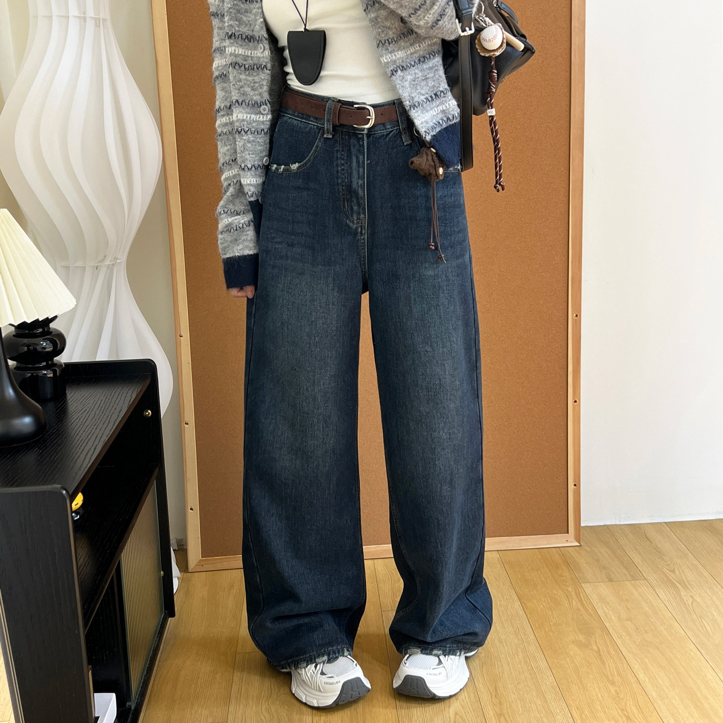 蓝色窄版阔腿牛仔裤女秋冬抓绒磨破做旧复古毛边高腰显瘦直筒长裤