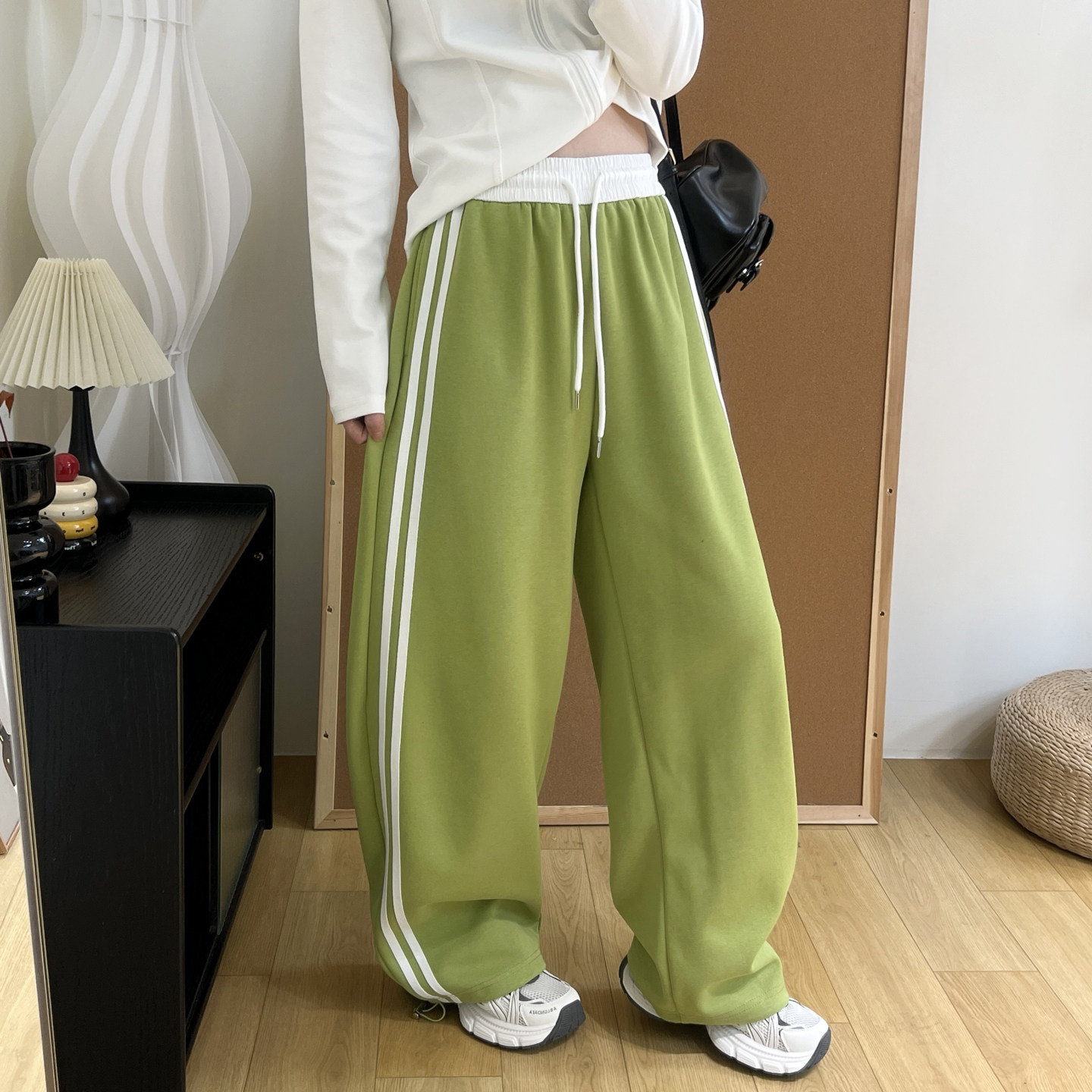 2026春季绿色运动风撞色卫裤女侧边条纹可收口阔腿束脚两穿弯刀裤,女装/女士精品,卫裤,淘宝优惠券,粉丝福利购,淘宝优惠卷