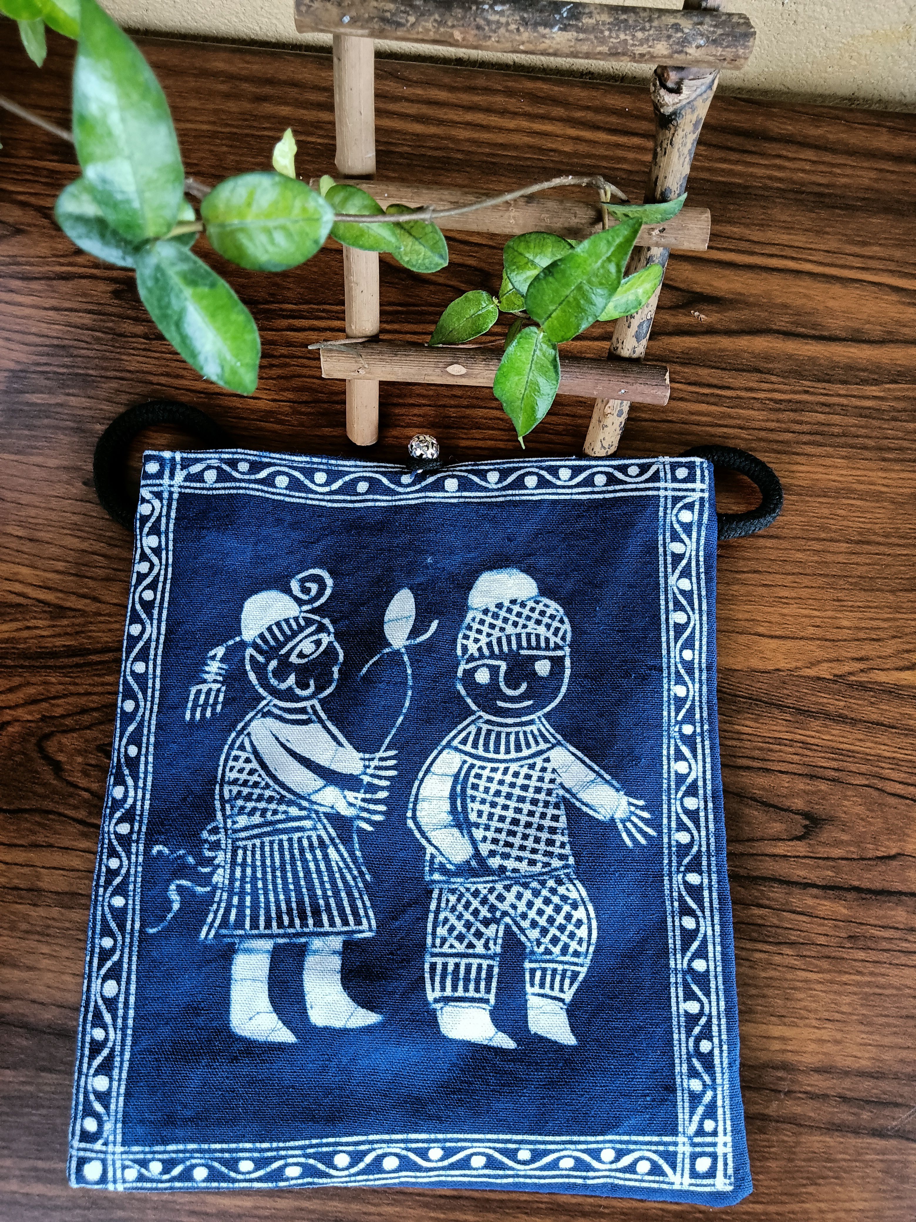 2手绘图腾人物蝴蝶图腾蜡染拼布斜挎包包民族手机包景区蜡染批发