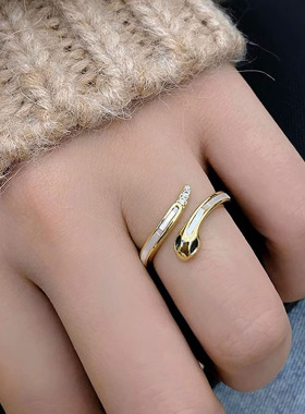 灵蛇出洞财运亨通重工轻奢！吸米白贝母绿眼蛇形开口戒指