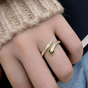 灵蛇出洞财运亨通重工轻奢！吸米白贝母绿眼蛇形开口戒指