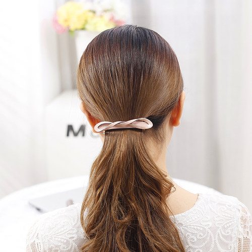 佩妮麻花顶夹一字后脑勺