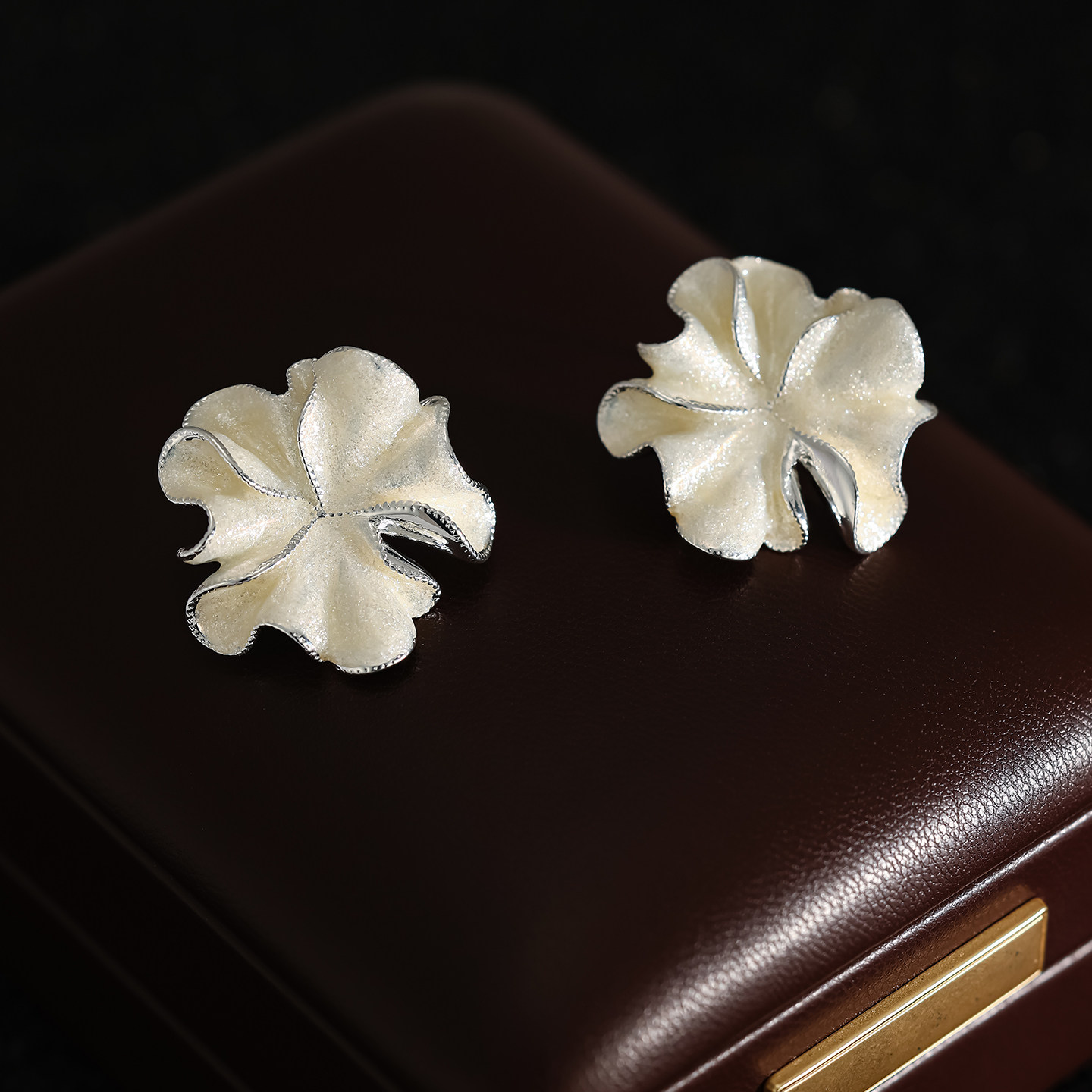 珐琅花朵耳钉巨好看独特漂亮耳环2026新款爆款高级感925银针耳饰