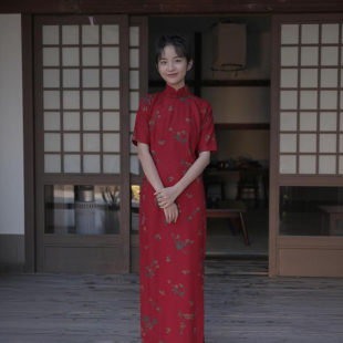 苏梅 茉茉春夏季 复古日常印花亚麻旗袍 半开襟中长款 暗红 四分连袖