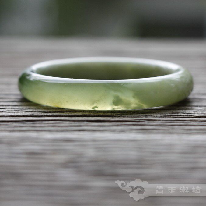 『青禾淑坊』天然绿色系岫玉手镯 {拍堤春水四垂天} 古典镯56.5mm