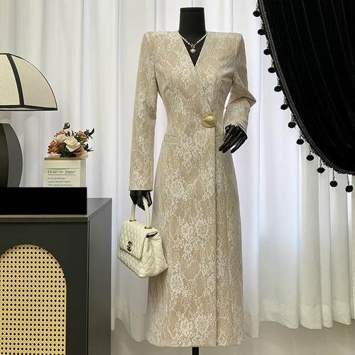 2025韩版轻奢平肩V领风衣