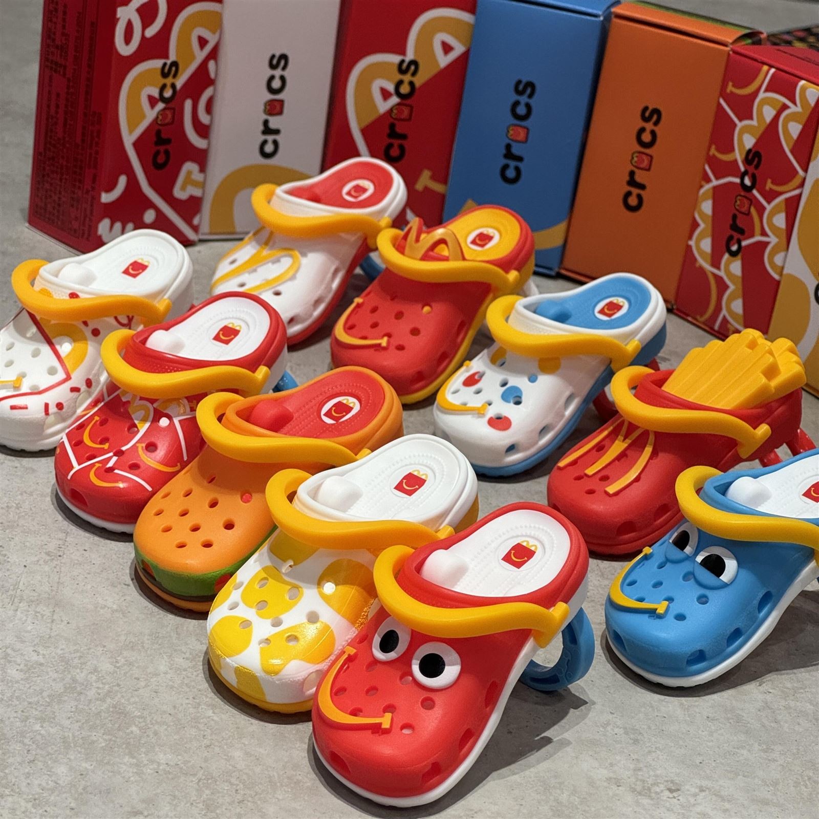 正版麦当劳卡骆驰crocs玩具拖鞋mini版洞洞鞋钥匙扣挂件开心乐园