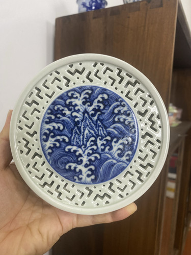 春花秋月青花手绘江崖海水双层镂空盖置小壶承