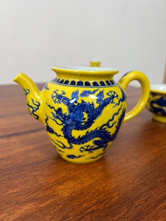 景德镇手绘青花黄釉双龙纹公道壶