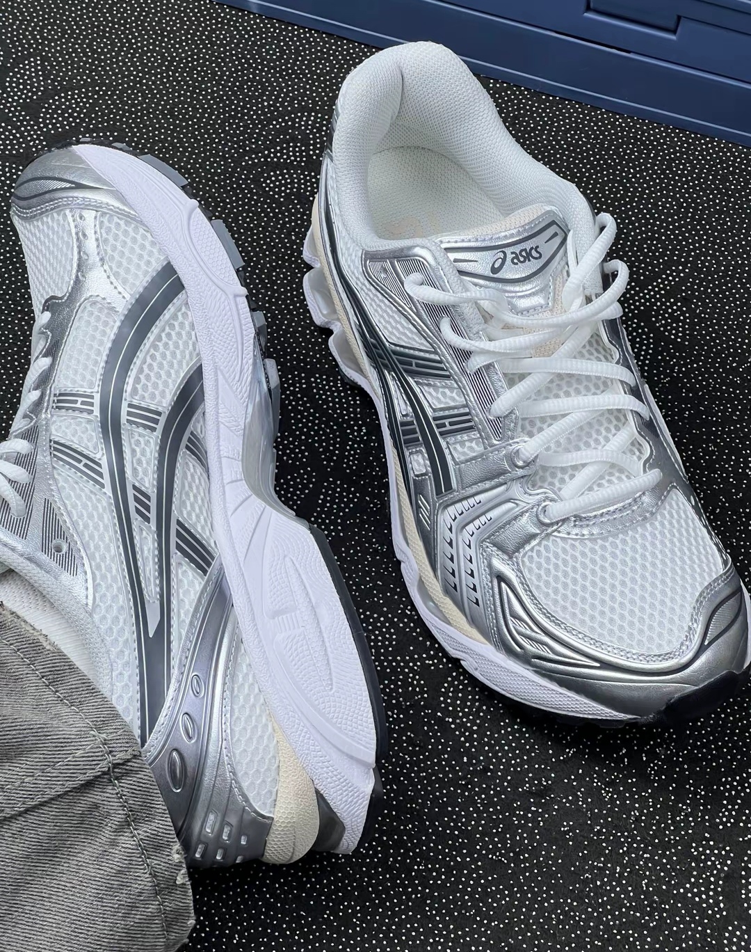 亚瑟士正品男女鞋2025新款运动轻便休闲鞋时尚跑步鞋1203A537-110