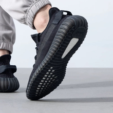 阿迪达斯椰子350 Yeezy Boost 350 V2 男女纯黑玛瑙跑步鞋HQ4540