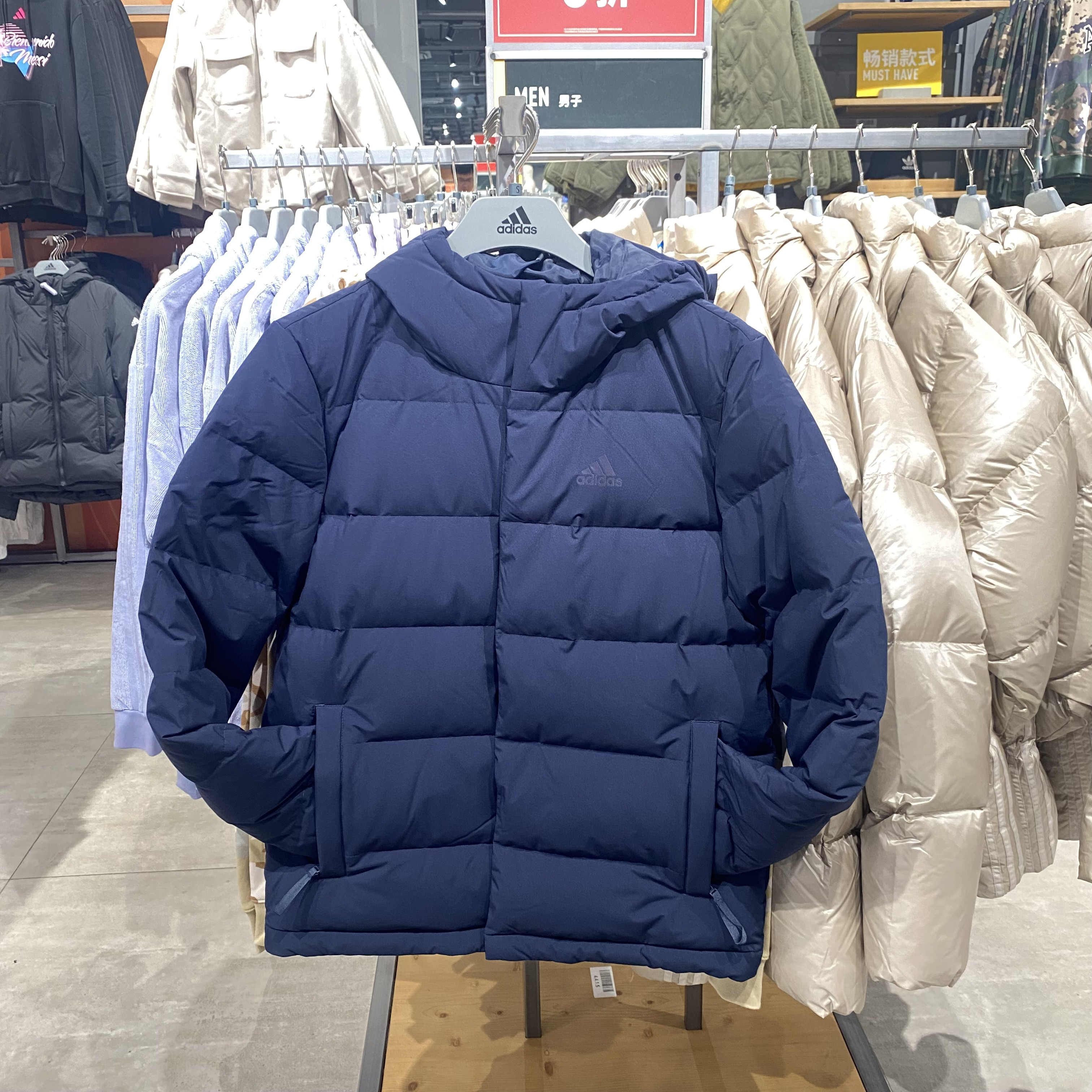 adidas阿迪达斯羽绒服男子冬季运动休闲连帽保暖防风外套IZ4701