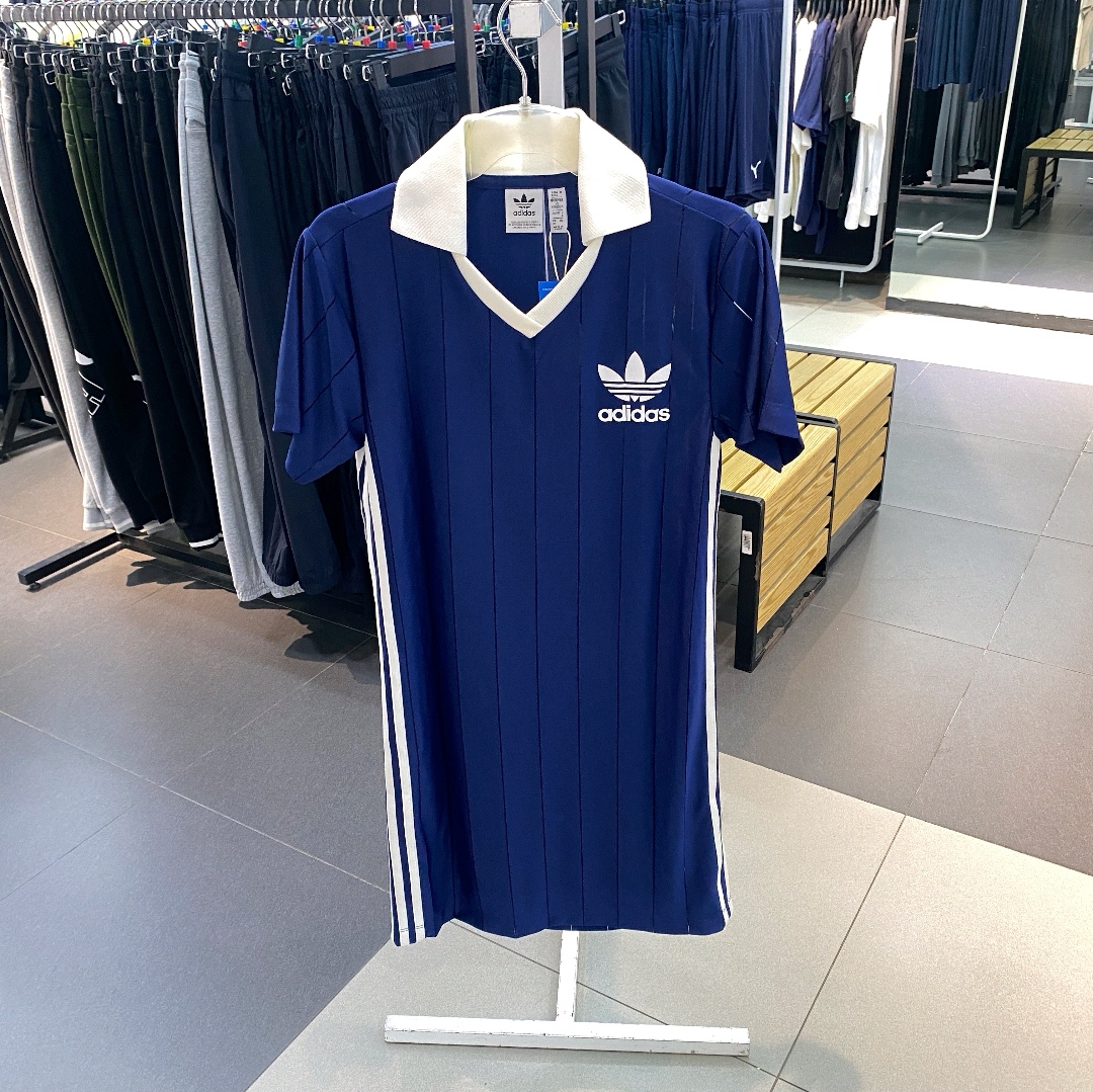 正品阿迪达斯三叶草女子运动休闲V领翻领套头连衣裙IR7467