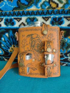 俄罗斯手工制作皮外套钢制狼图腾酒具4件套酒具高17厘米宽13厘米