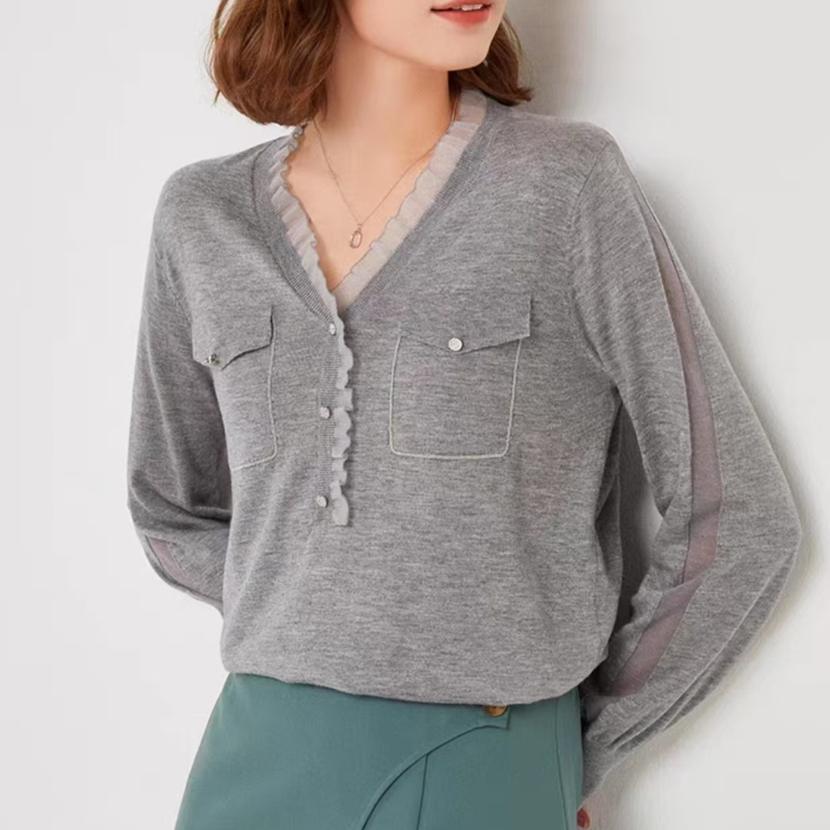 V领打底衫女羊毛网纱钉珠口袋春款女装2026新款设计感针织衫L3811