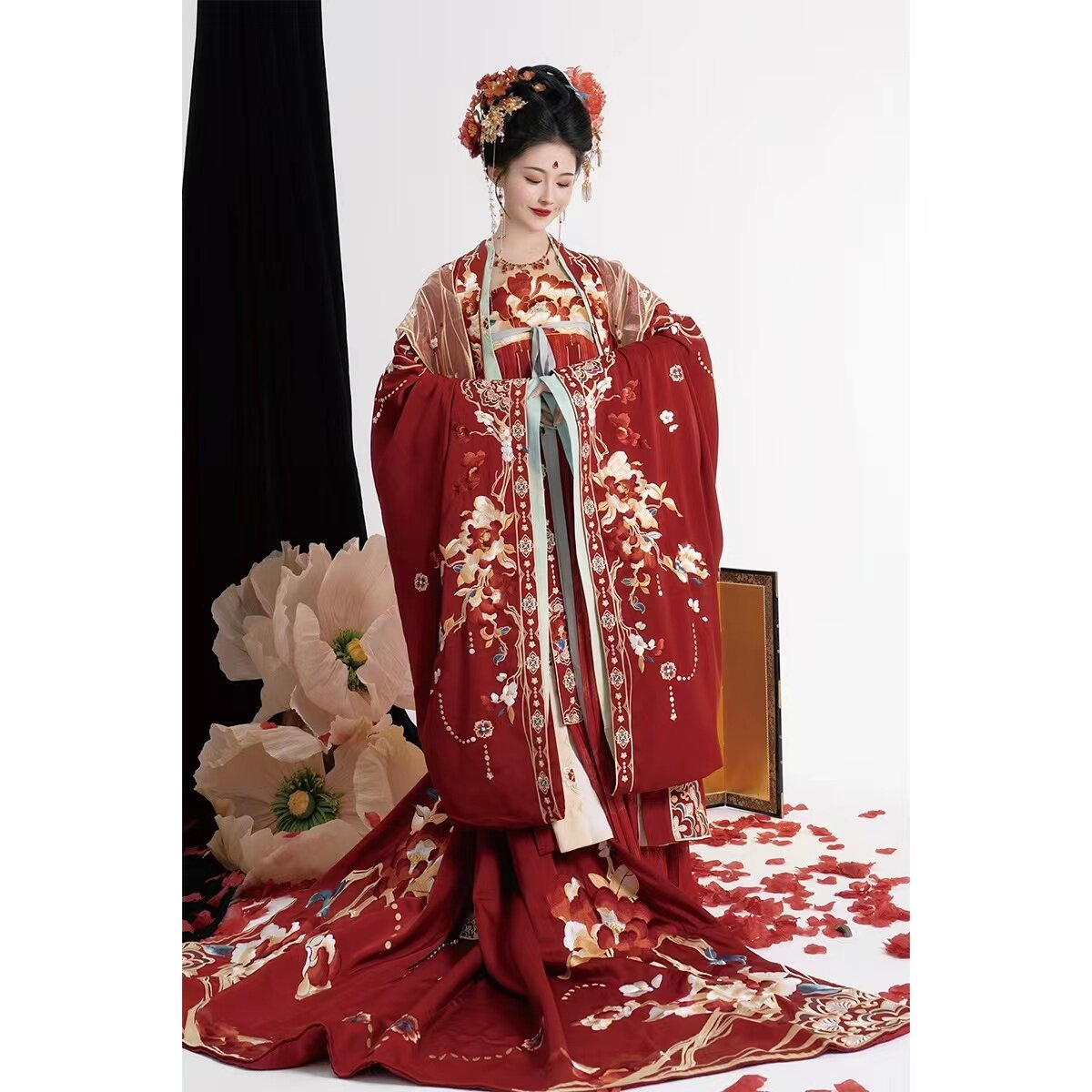 汉服出租静还决灵犀国风大典走秀款新娘婚服唐制汉服拖尾背云盖头图片