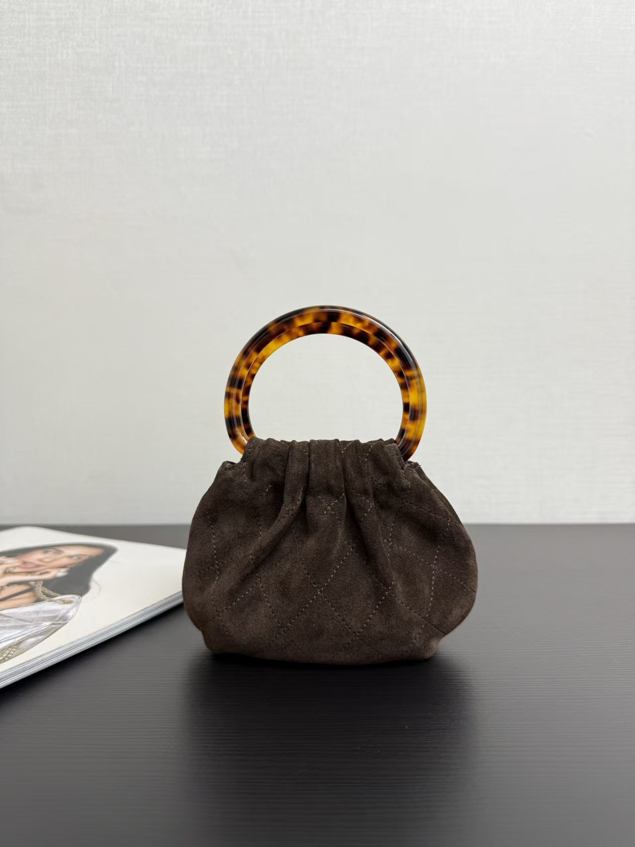 2025新款秋冬鹿皮磨砂皮包玳瑁手柄晚宴手腕小包手机包女水桶