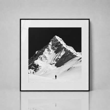 黑白冷峻雪山行者艺术版画轻奢意式客厅办公室意境装饰壁画