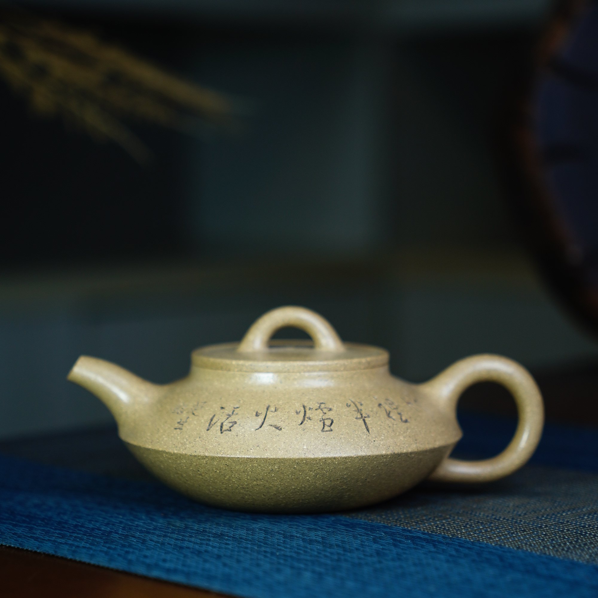 宜兴黄龙山原矿段泥刻绘合欢壶