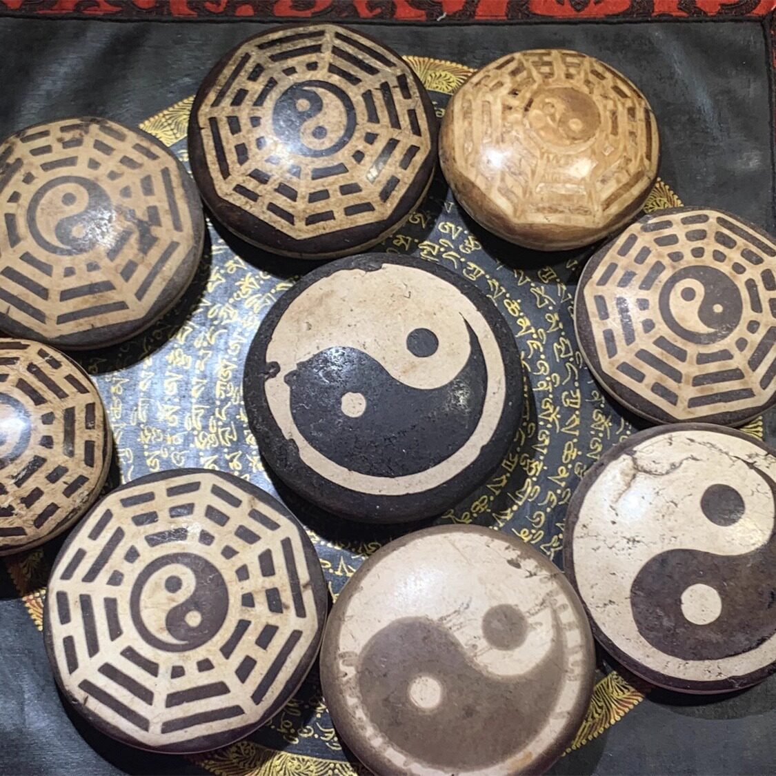 白松石藏式天珠圆饼形状两仪阴阳太极阴阳无极八卦图案摆件小号