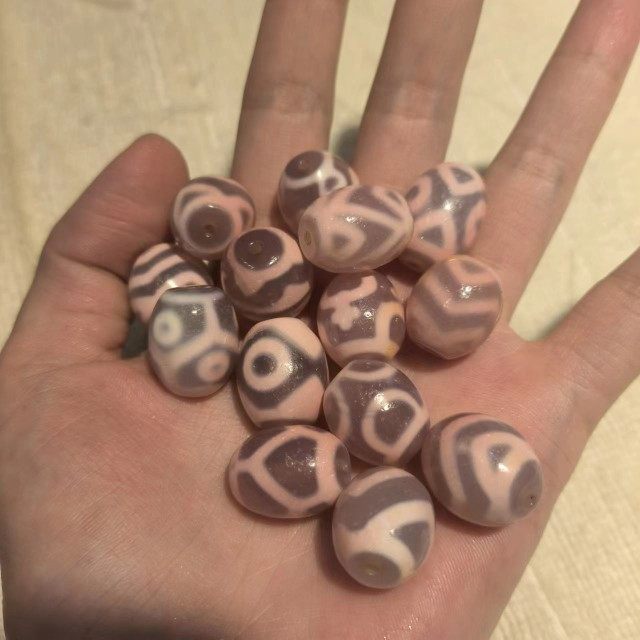 粉色唐卡达洛玛瑙天珠三眼龟甲六眼六瓣莲花宝瓶收藏品18*15mm