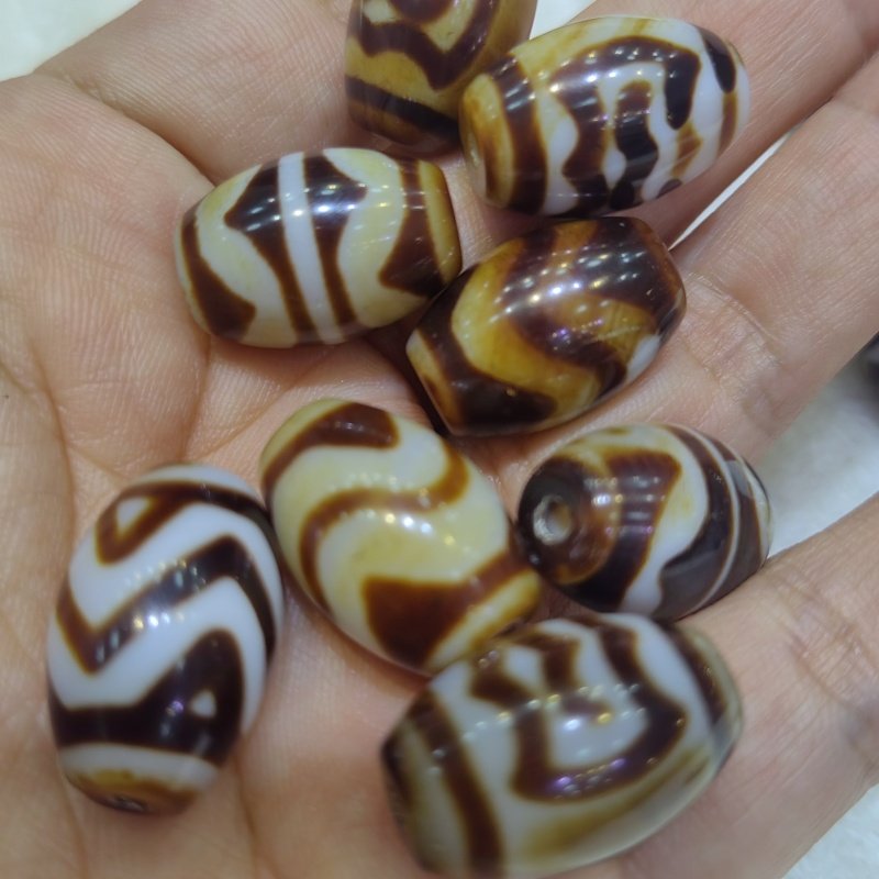 蓝沁金沁玉化白底色达洛玛瑙天珠