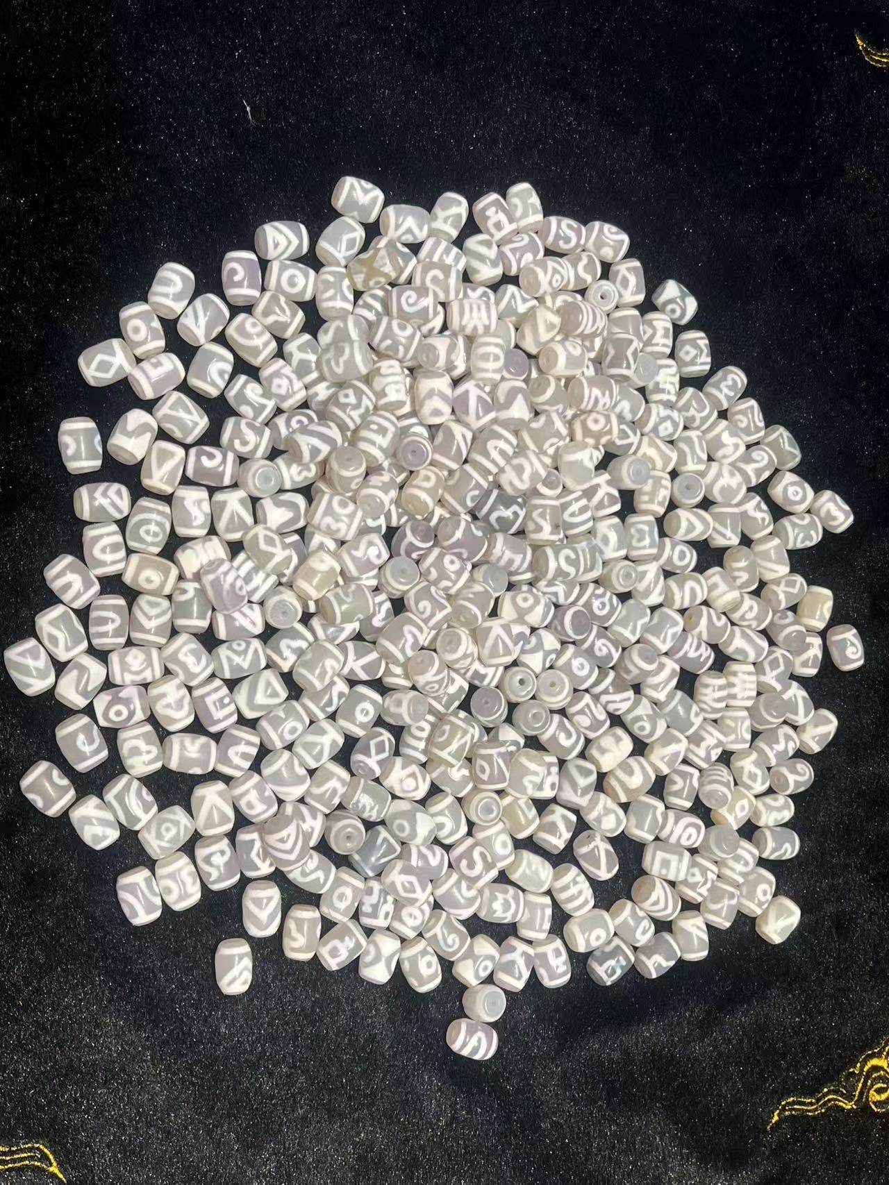 台湾工艺风化白色龟甲贵人莲花宝瓶图案天珠玛瑙散珠配珠13x10 mm