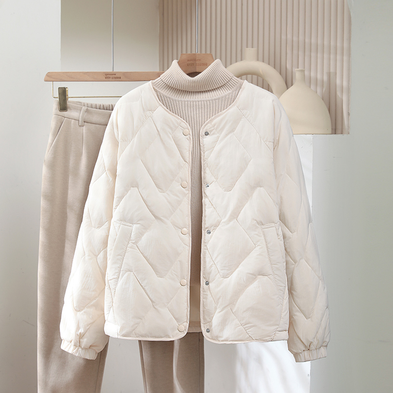 菱格羽绒服女短款2025年秋冬小个子时尚白色设计感轻薄V领外套潮