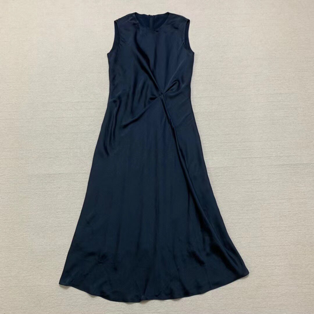 褶皱缎面肌理扭结设计无袖连衣裙