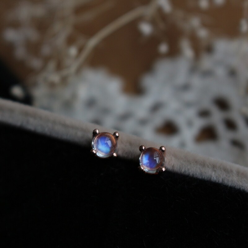 天然月光石迷你4mm四爪s925耳钉